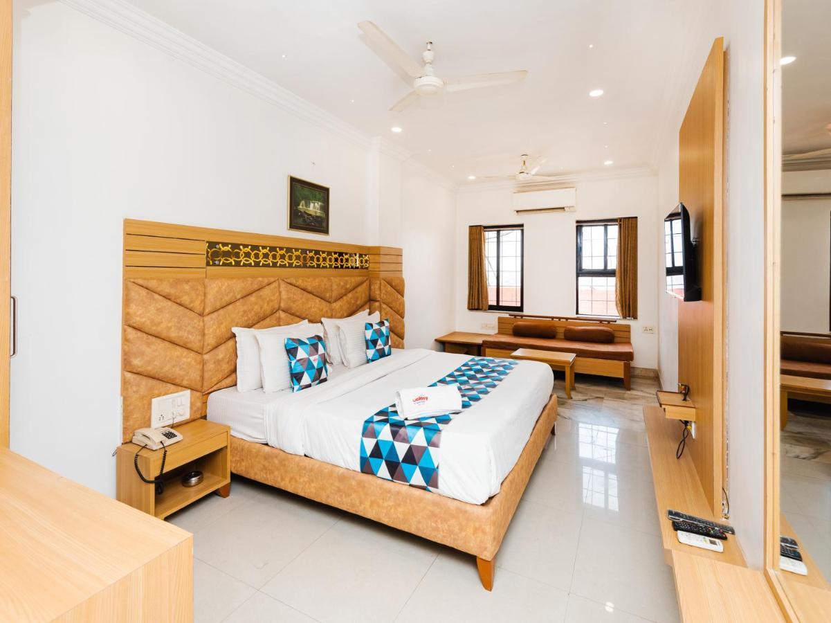 Hotel Galaxy Opp Surat Railway Station Buitenkant foto