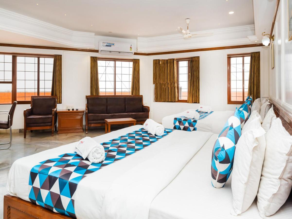 Hotel Galaxy Opp Surat Railway Station Buitenkant foto