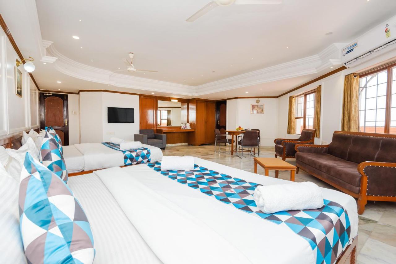 Hotel Galaxy Opp Surat Railway Station Buitenkant foto