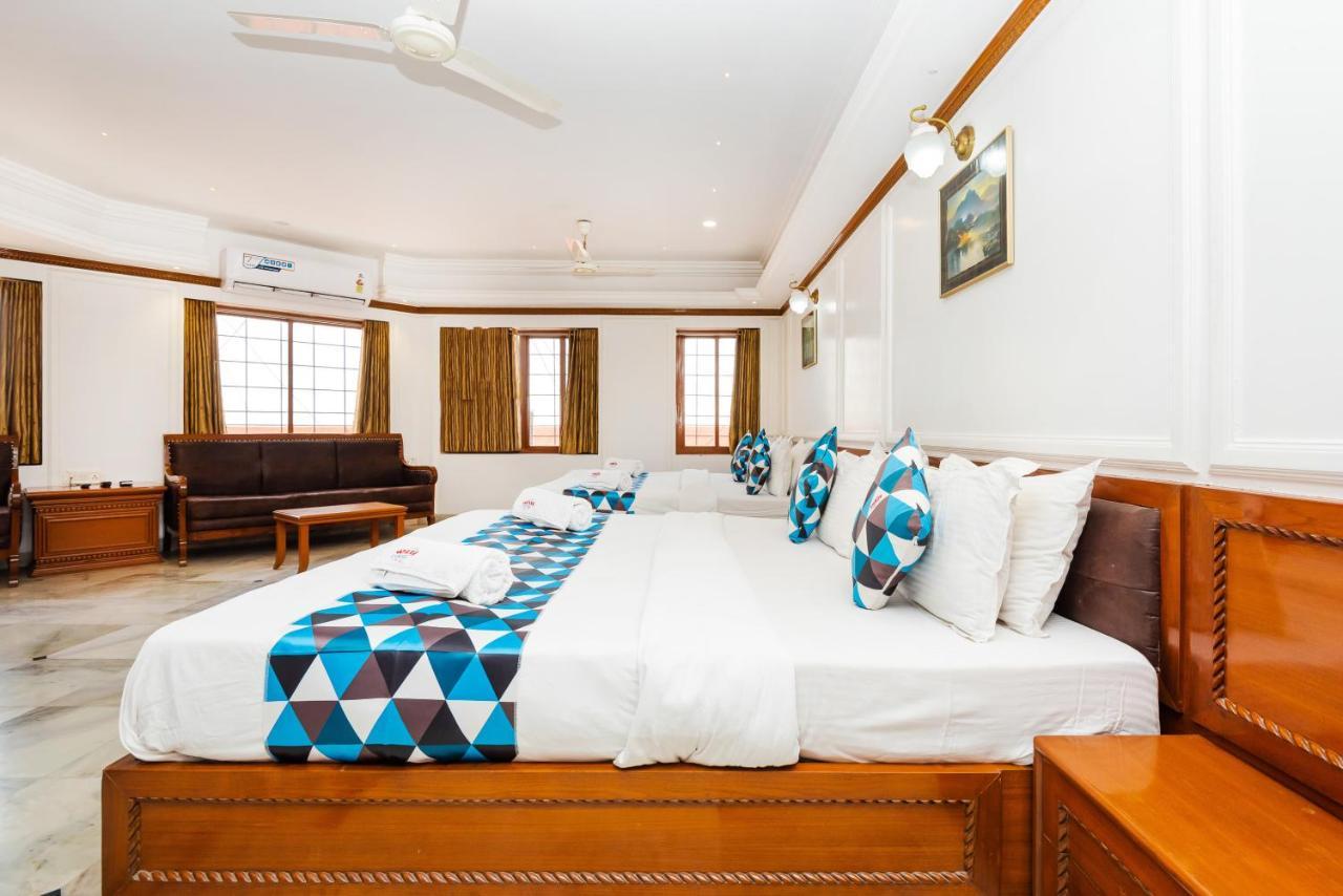 Hotel Galaxy Opp Surat Railway Station Buitenkant foto