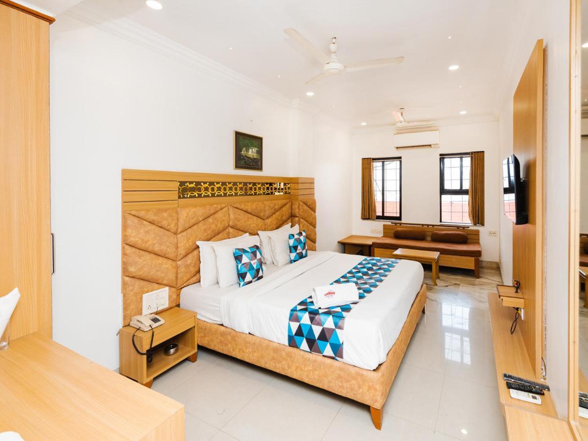 Hotel Galaxy Opp Surat Railway Station Buitenkant foto