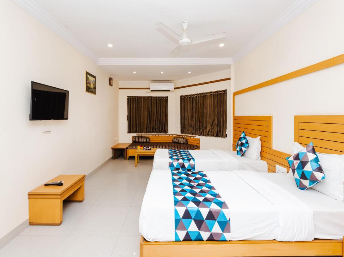 Hotel Galaxy Opp Surat Railway Station Buitenkant foto