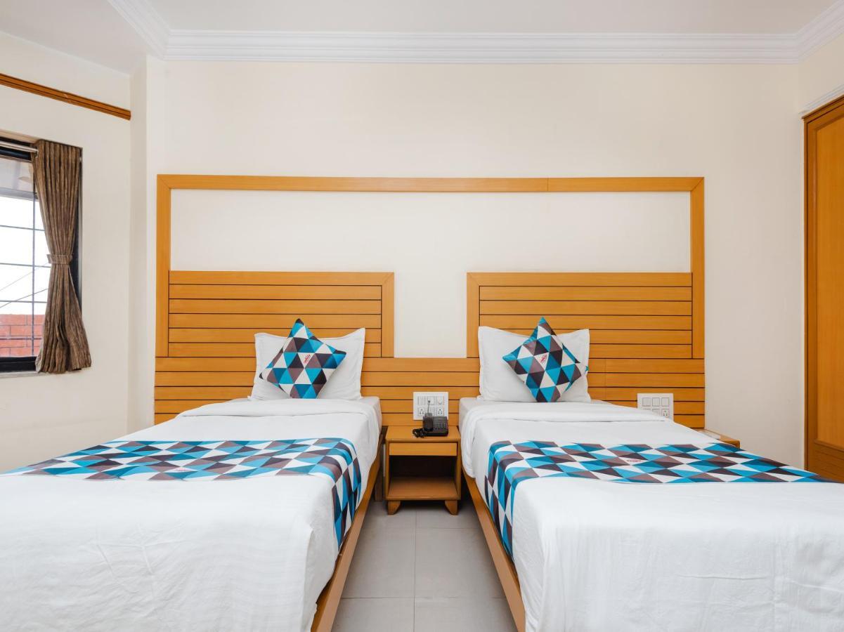 Hotel Galaxy Opp Surat Railway Station Buitenkant foto